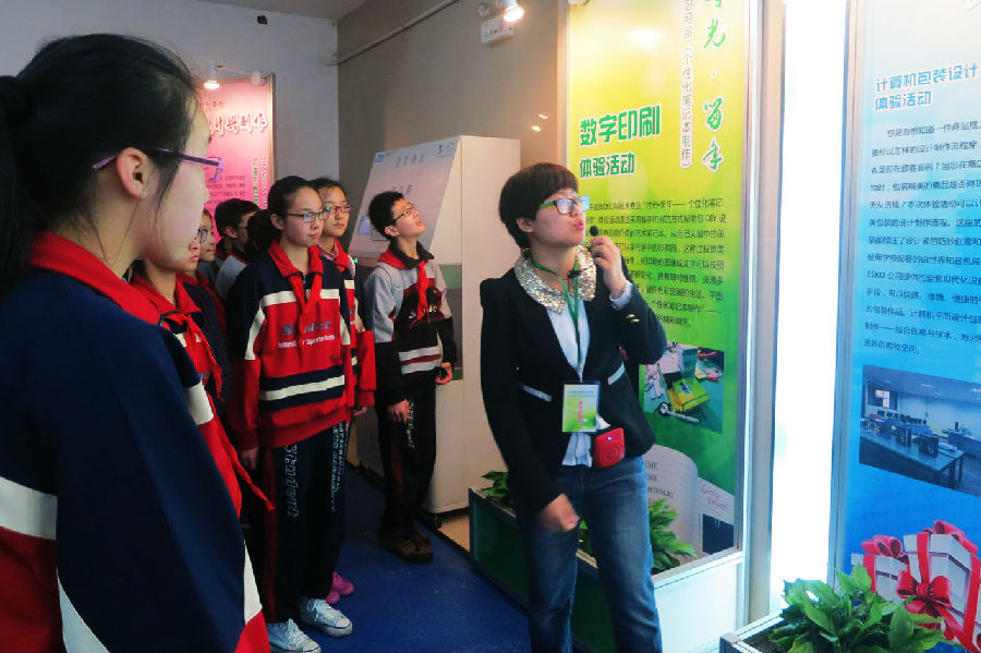 学生志愿者为体验者讲解